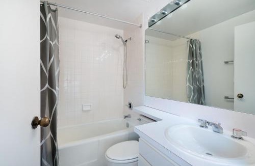 Lincoln Square Apartment | Contemporary 2 Bed 2 Bath Apt Bright and Sunny