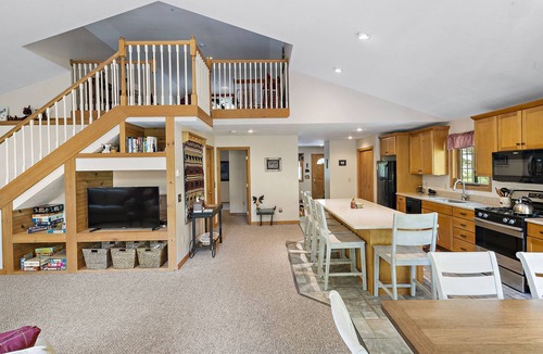 Bartlett Ski Chalet | Contemporary Chalet w/Pool Table by Diana's Baths