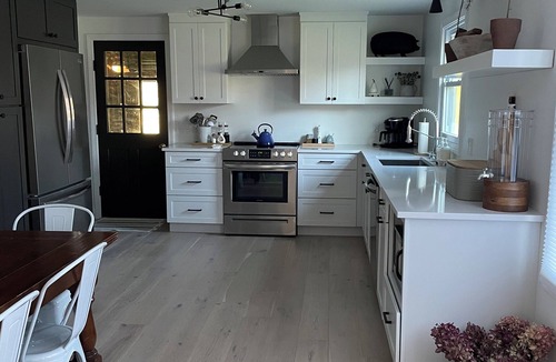 West Arlington House | Contemporary Cottage Renovated 3 acres Near Battenkill River, Skiing &Manchester