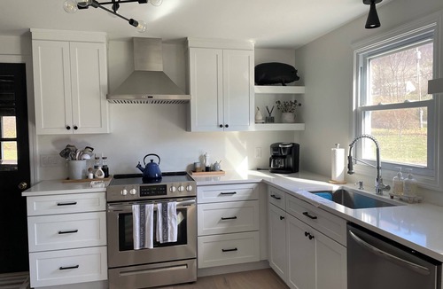 West Arlington House | Contemporary Cottage Renovated 3 acres Near Battenkill River, Skiing &Manchester