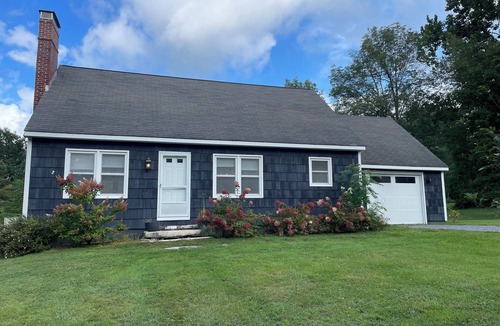 West Arlington House | Contemporary Cottage Renovated 3 acres Near Battenkill River, Skiing &Manchester