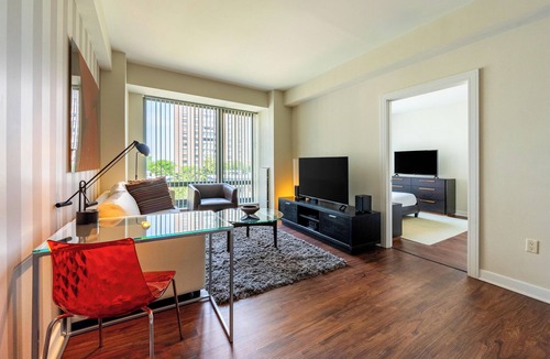 West End Apartment | Contemporary One Bedroom in Historic West End