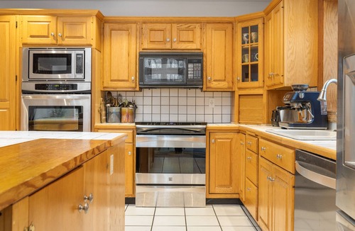 Londonderry House | Contemporary ski retreat next to Magic Mountain, hot tub, pool table.
