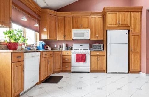 Revere House | Convenience at Conant! Home Away From Home For 5-8 guests!