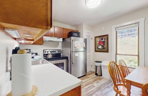Warren Condo | Convenient condo, close to ski resort, free shuttle, fireplace, balcony, w/d