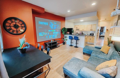 Center City Apartment | Convention Lux/4 King Beds/Pool Table/120" P
