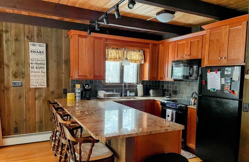 Mountain Acres Cabin | Cool Runnings Cabin: Rustic + Spacious w. Fireplace + FirePit 12 min to Stratton