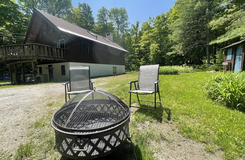 Mountain Acres Cabin | Cool Runnings Cabin: Rustic + Spacious w. Fireplace + FirePit 12 min to Stratton