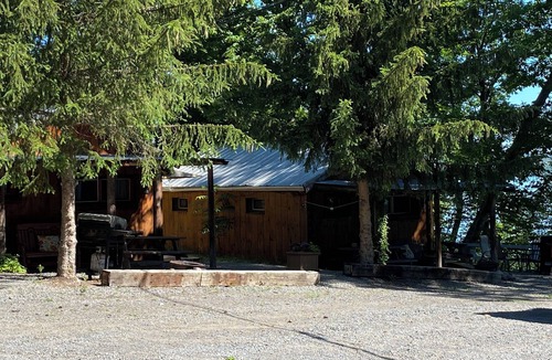 Trumansburg Cabin | Cosy cabin with lake views from patio sleeps 6!