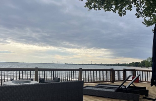 Wainfleet Cottage | Cosy lakefront cottage on Long Beach w/ large deck, hot tub & firepit