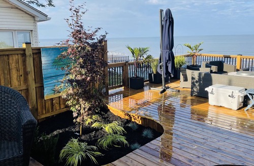 Wainfleet Cottage | Cosy lakefront cottage on Long Beach w/ large deck, hot tub & firepit