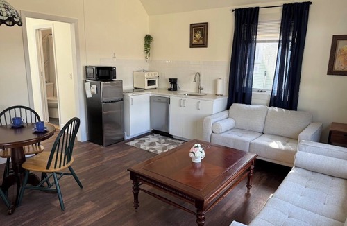 West Dover Cottage | Cosy Red Cottage in Private Village On VT-100 (5-min to Mount Snow)