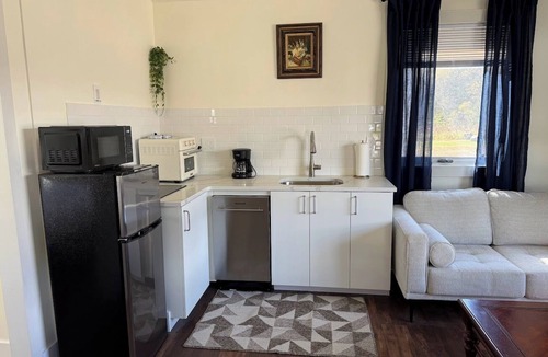 West Dover Cottage | Cosy Red Cottage in Private Village On VT-100 (5-min to Mount Snow)