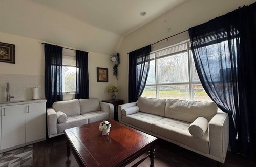 West Dover Cottage | Cosy Red Cottage in Private Village On VT-100 (5-min to Mount Snow)