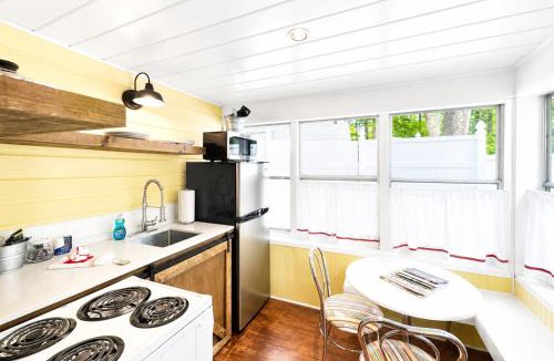 Wolfeboro Hotel | Cottage 12 - King Bed Child Loft w Twin Private Bath Kitchenette Pets Allowed Fee applies