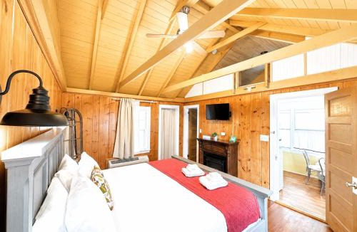 Wolfeboro Hotel | Cottage 12 - King Bed Child Loft w Twin Private Bath Kitchenette Pets Allowed Fee applies