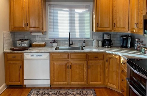 Waterford Cottage | Cottage · Classic CT Cottage w/ Trail by Harkness Park/Ocean