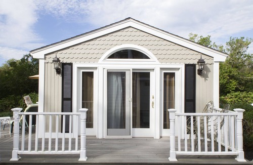 Fifth Ward Cottage | Cottage - Walk to the Mansions, Cliff Walk, Reject's Beach, Tesla charger