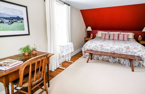 Stowe Cottage | cottage with walks for your dogs filled with Vermont antiques and charm
