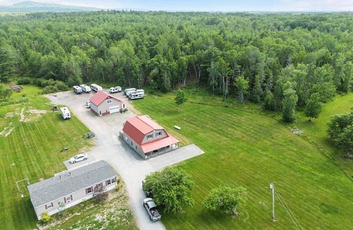 Brewer House | Country Farmhouse | Large Parking 4 bed/2 bath