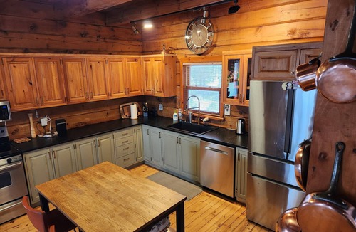 Erin House | Country Log Home - a quiet get-a-way not far from the city.
