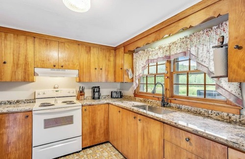 Roxbury House | Countryside home near skiing with amazing views, firepit & hot tub