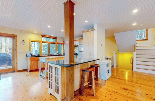 Ludlow Cabin | Countryside, lakefront cabin with kayaks, balcony, & fast WiFi