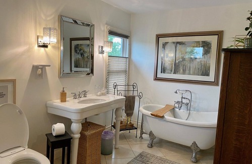 Pelham House | Couples Countryside Retreat with hot tub and nearby wineries