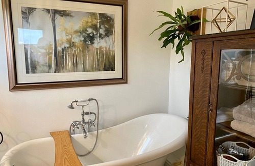 Pelham House | Couples Countryside Retreat with hot tub and nearby wineries