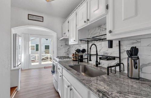 Portsmouth House | Cove Cottage | Close To Newport & Beaches