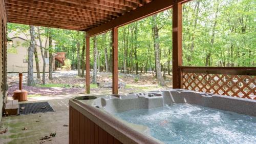 Lake Harmony Estates House | Coyote Cabin by AvantStay Hot Tub Walk to Lake