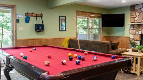 Lake Harmony Estates House | Coyote Cabin by AvantStay Hot Tub Walk to Lake