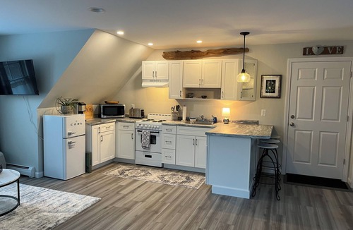 Biddeford Pool Apartment | Cozy 1-bdrm studio in beautiful Biddeford- Biddeford Pool. Minutes to beaches.