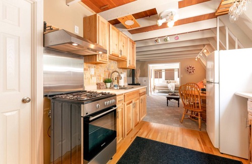 Intervale Ski Chalet | Cozy 1 Bed Chalet w/King Bed & Indoor Fireplace