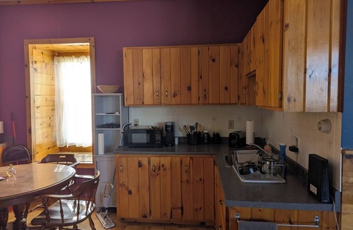 Canaan Apartment | Cozy 1-bedroom 3rd story apartment in lovely Canaan with AC