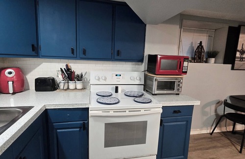Troy Apartment | Cozy 1-bedroom apartment in welcoming Troy with AC