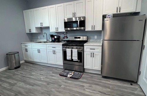 Forest Hill Apartment | Cozy 1-bedroom apartment in delightful Newark with AC