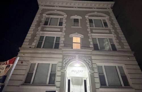Ampere Apartment | Cozy 1-bedroom apartment in delightful Newark with AC