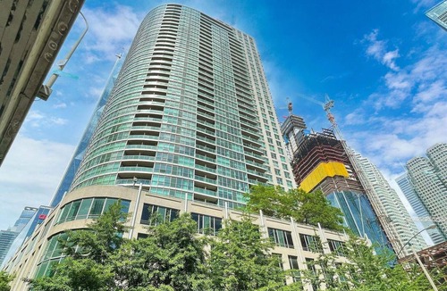 Financial District Condo | Cozy 1-bedroom condo with AC, WiFi in cool Toronto
