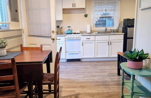 Charlestown Cottage | Cozy 1-bedroom cottage in beautiful Charlestown with AC