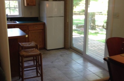 Tisbury Apartment | Cozy 1 bedroom, Hot Tub & Deck, .75 mile to town beach