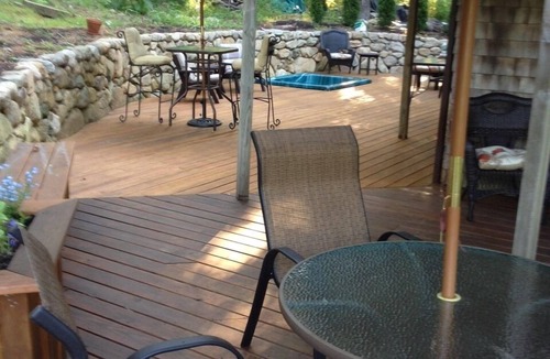 Tisbury Apartment | Cozy 1 bedroom, Hot Tub & Deck, .75 mile to town beach