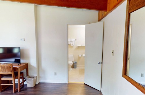 Hamilton Hotel | Cozy 1-bedroom hotel room in tranquil Hamilton - #304 Mohawk