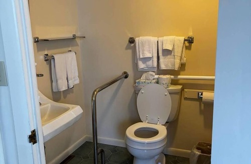 Hamilton Hotel | Cozy 1-bedroom hotel room in serene Hamilton - #306 Mohawk