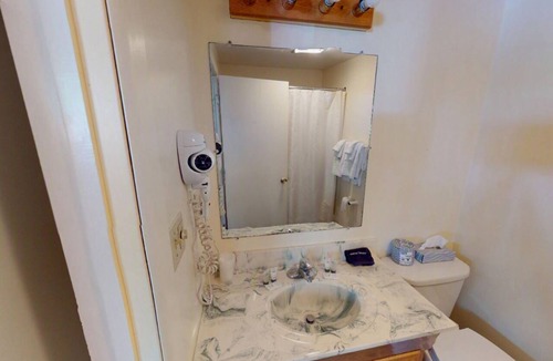 Hamilton Hotel | Cozy 1-bedroom hotel room in pleasant Hamilton - #310 Highline