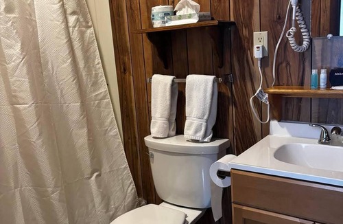 West Eaton Hotel | Cozy 1-bedroom hotel room in soothing Hamilton - #313 Gilbreth