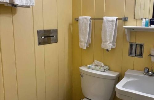 West Eaton Hotel | Cozy 1-bedroom hotel room in serene Hamilton - #317 Chenango