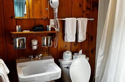 Hamilton Hotel | Cozy 1-bedroom hotel room in fantastic Hamilton - #320 Shenandoah