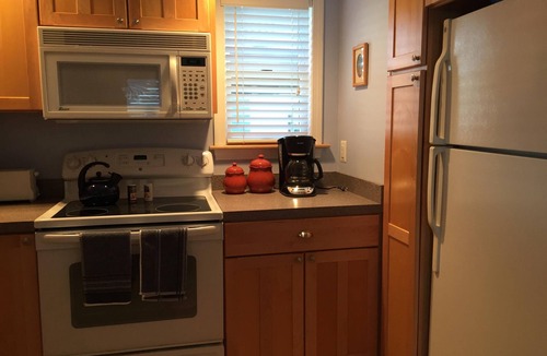 York Beach Apartment | Cozy 1 Bedroom Unit Steps Away from Long Sands Beach - AUGUST 2026 WEEKS OPEN!