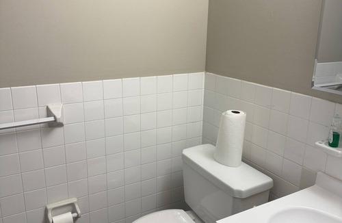 Mayfield Heights Apartment | Cozy 1 bedroom in a 2 bedroom apartment in charming Mayfield Heights.